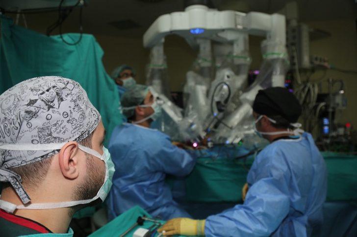 Sağlık raporu almak için gittiği hastanede robotla ameliyat oldu G4