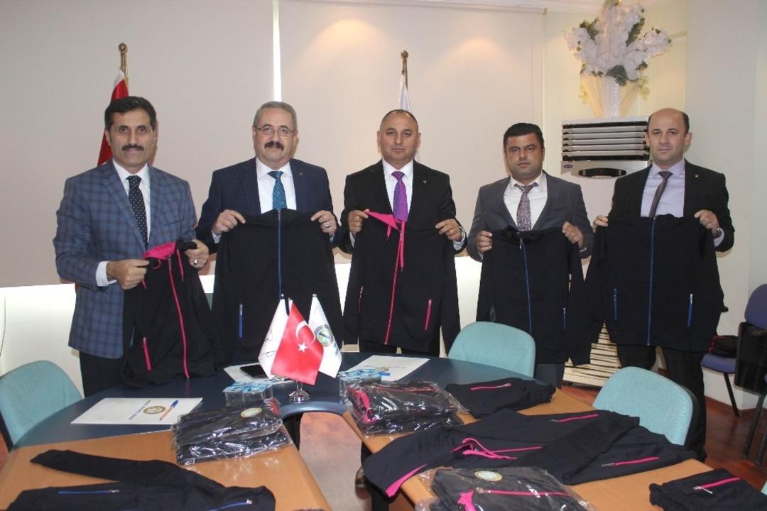 Salihli Ticaret Borsasından 800 &ouml;ğrenciye eşofman