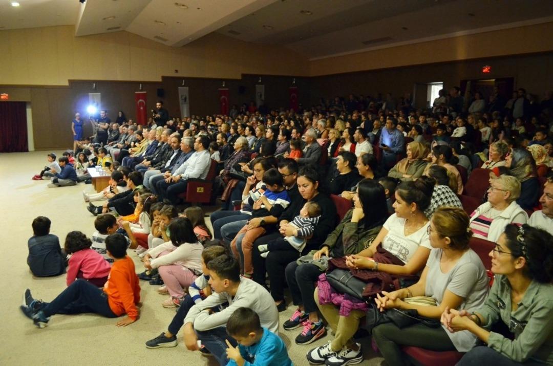 Didim&rsquo;de &ouml;ğrenciler okulları yararına İngilizce oyun sahneledi