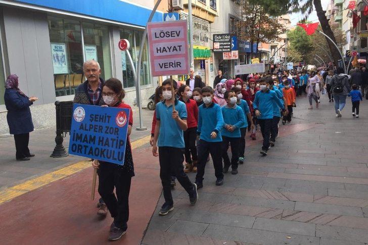 Alaşehirli öğrenciler lösemili çocuklar için yürüdü G1