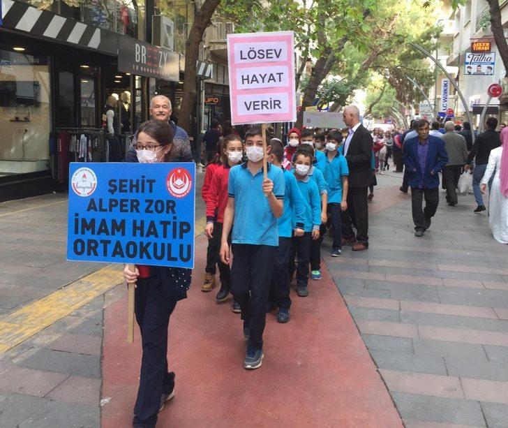 Alaşehirli öğrenciler lösemili çocuklar için yürüdü G2