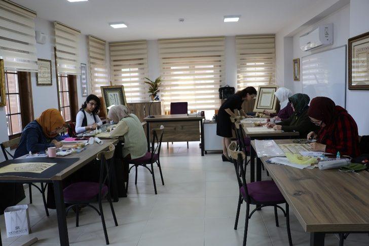 Yunusemre Belediyesi ile tezhip sanatını öğreniyorlar G1