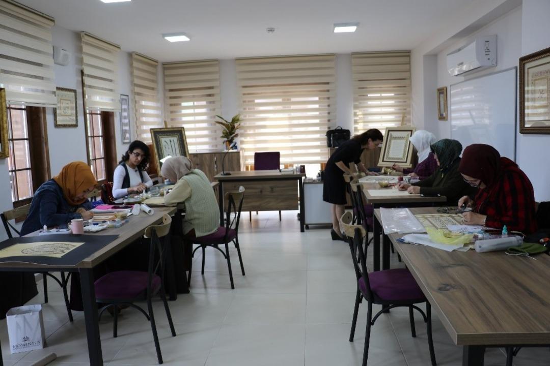 Yunusemre Belediyesi ile tezhip sanatını &ouml;ğreniyorlar