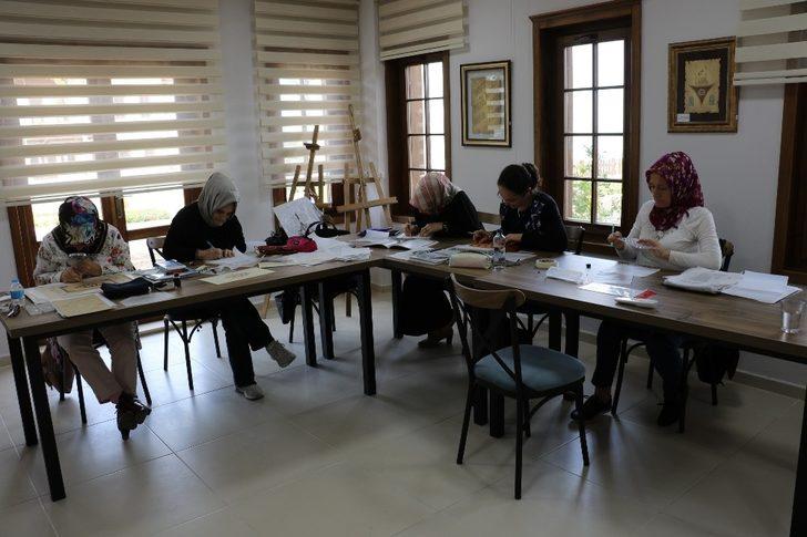 Yunusemre Belediyesi ile tezhip sanatını öğreniyorlar G3