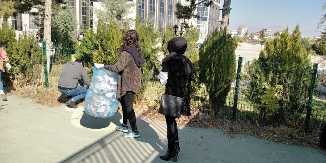 Y&uuml;ksekokul &ouml;ğrencileri &ccedil;evre duyarlılığına dikkat &ccedil;ekti