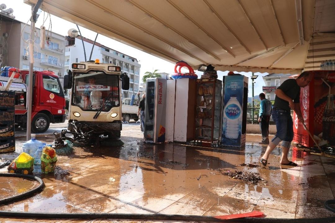 Marmaris&rsquo;te selin izleri siliyor
