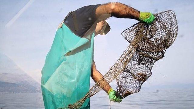 Eğirdir Gölü’nde ele geçirilen 150 kerevit pinterine el konuldu