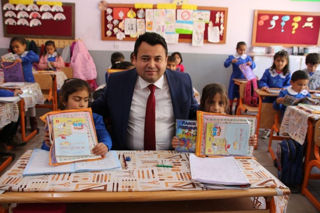 Hayırsever kardeşlerden &ouml;ğrencilere 25 bin kitap