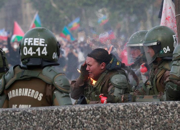 Şili'den dünyayı şoke eden görüntüler! Polisleri diri diri yaktılar G1