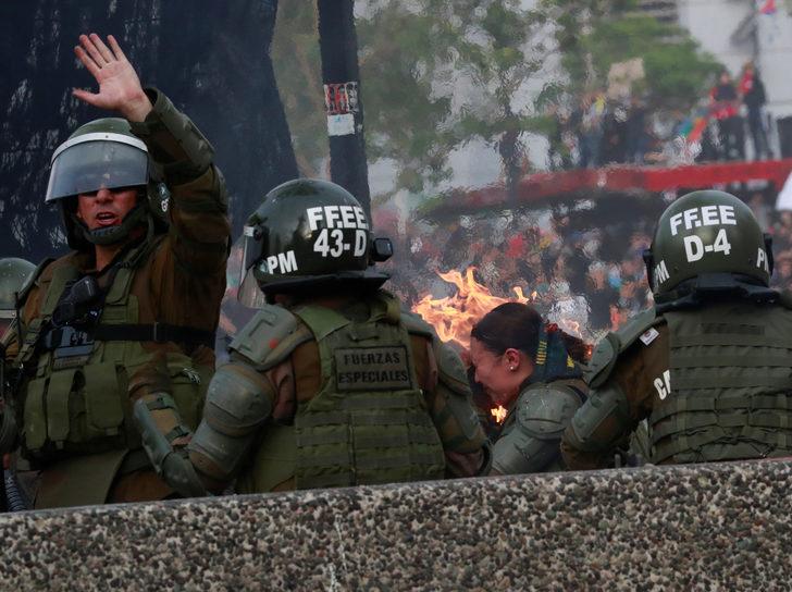 Şili'den dünyayı şoke eden görüntüler! Polisleri diri diri yaktılar G3