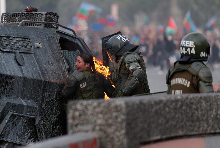 Şili'den dünyayı şoke eden görüntüler! Polisleri diri diri yaktılar G5