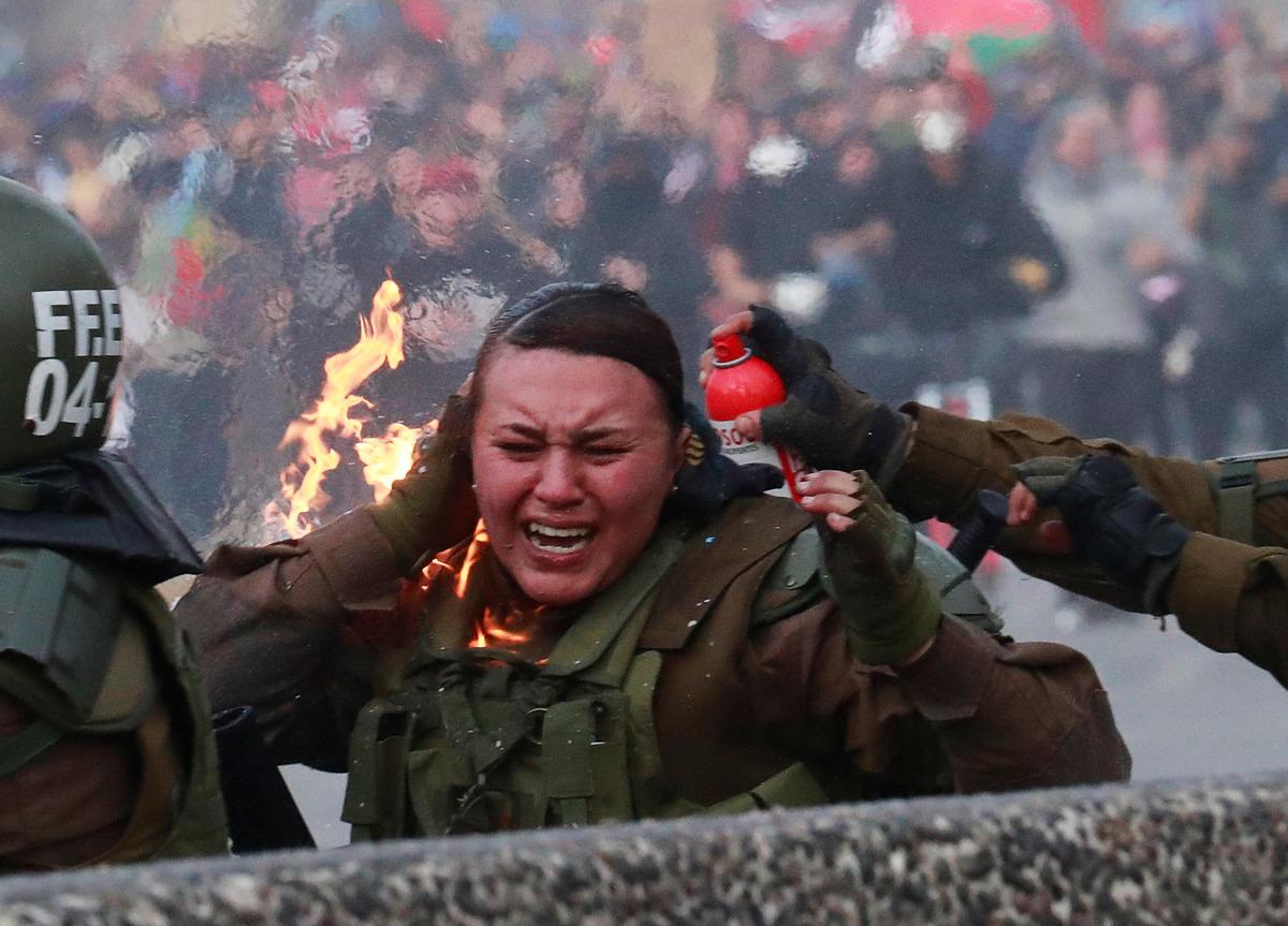 Şili'den d&uuml;nyayı şoke eden g&ouml;r&uuml;nt&uuml;ler! Polisleri diri diri yaktılar