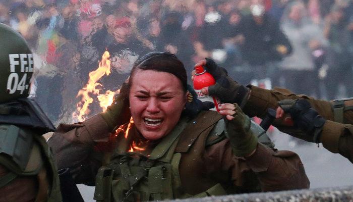 Şili'den dünyayı şoke eden görüntüler! Polisleri diri diri yaktılar