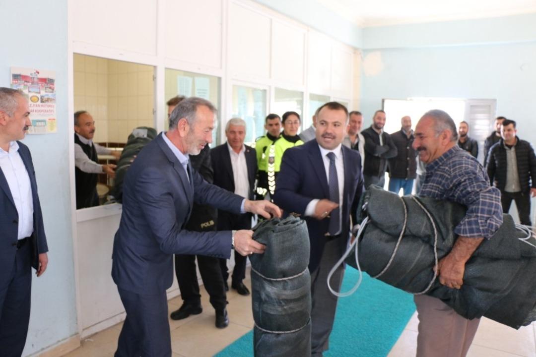 Boğazlıyan&rsquo;da s&uuml;r&uuml;c&uuml;lere &uuml;cretsiz &ccedil;adır ve reflekt&ouml;r dağıtıldı