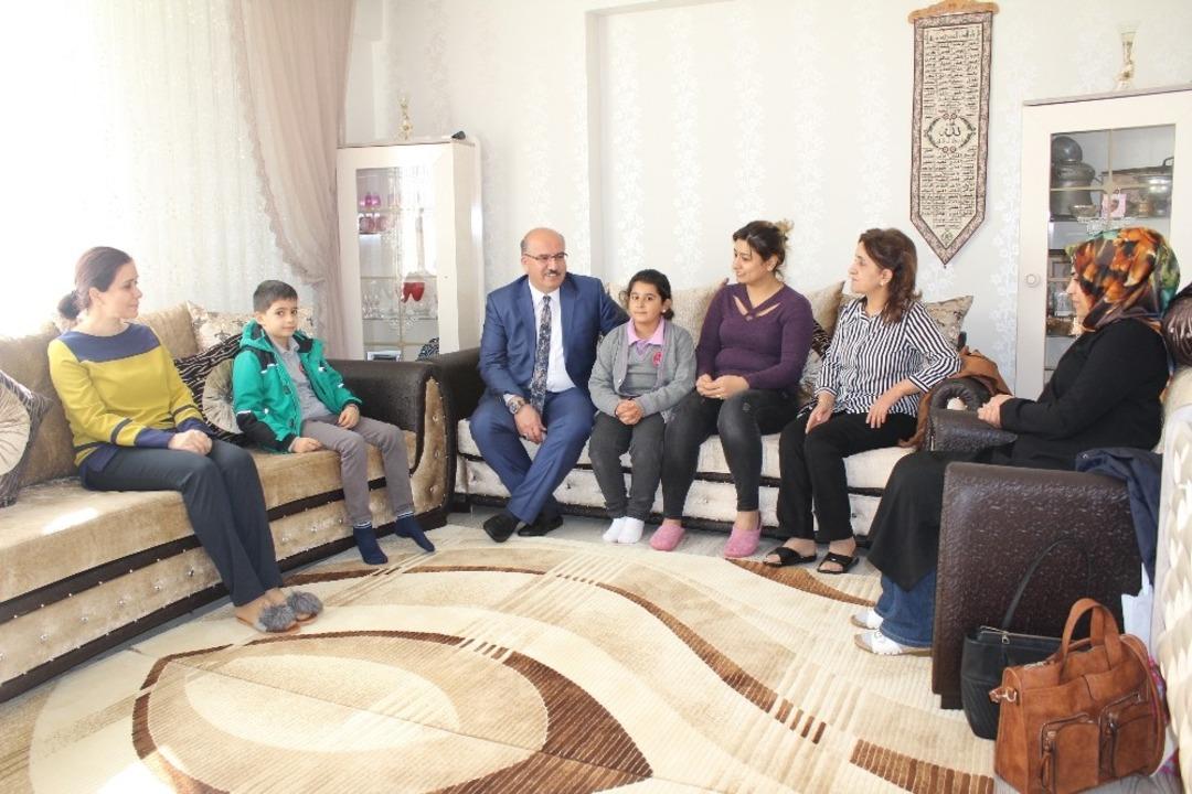 &Ouml;ğretmenler, &ouml;ğrencilerin evinde