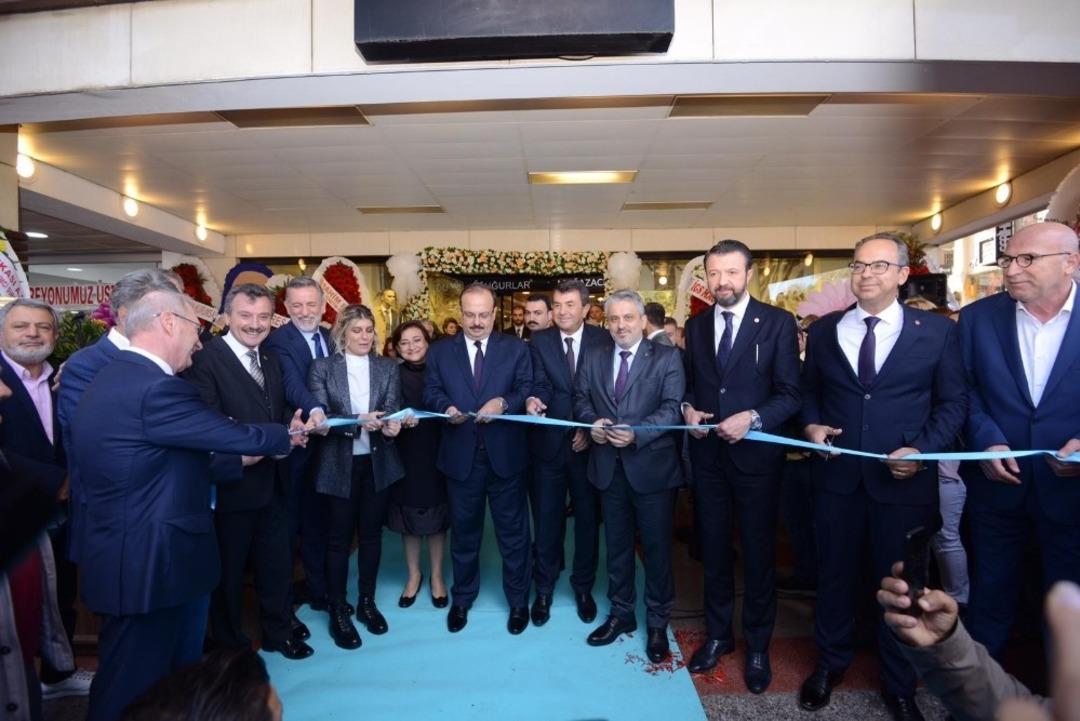 Bursa&rsquo;da 33 yıllık mağaza yenilenen y&uuml;z&uuml;yle a&ccedil;ıldı