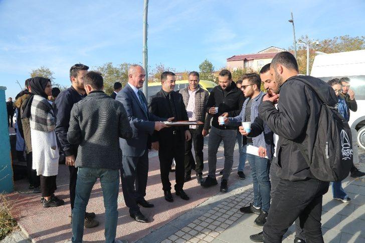 Tuşba Belediyesinden öğrencilere sınav öncesi sıcak süt ikramı G3