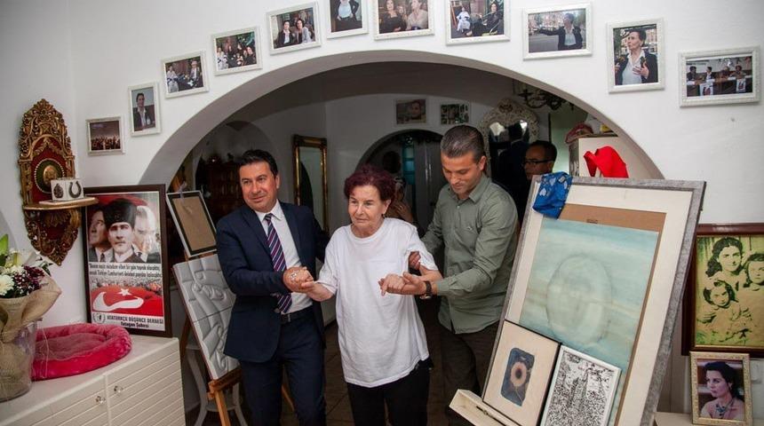 Fatma Girik'in "imza anısı" güldürdü