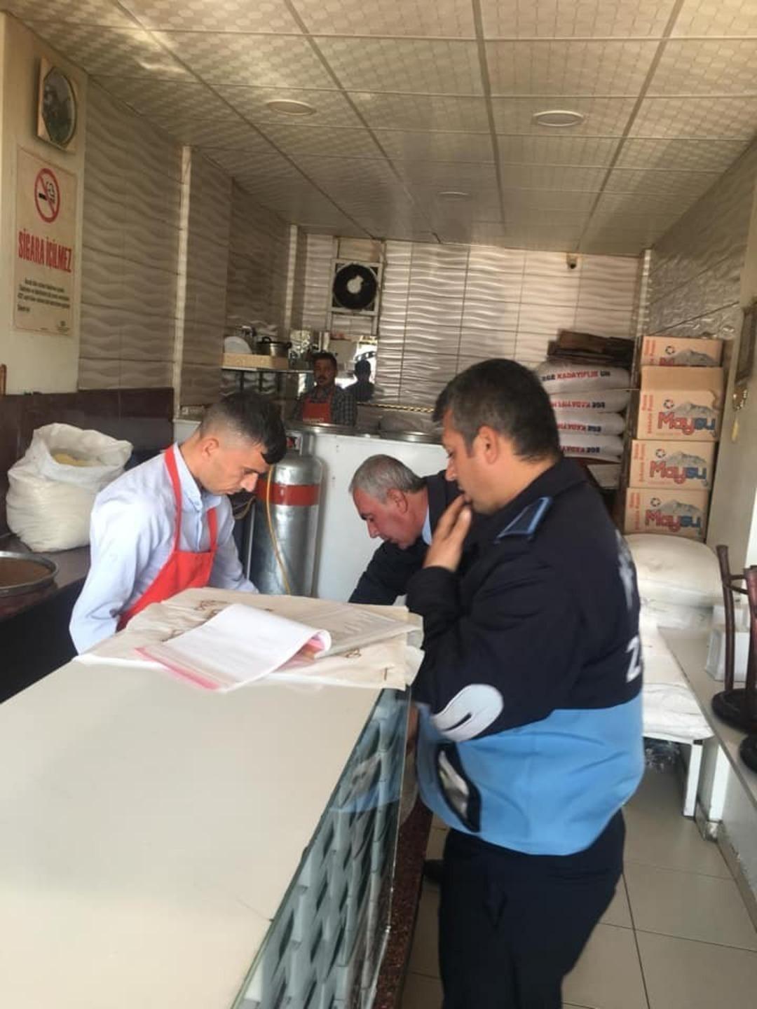 Nurdağı&rsquo;nda zabıta marketlerdeki etiketleri denetledi