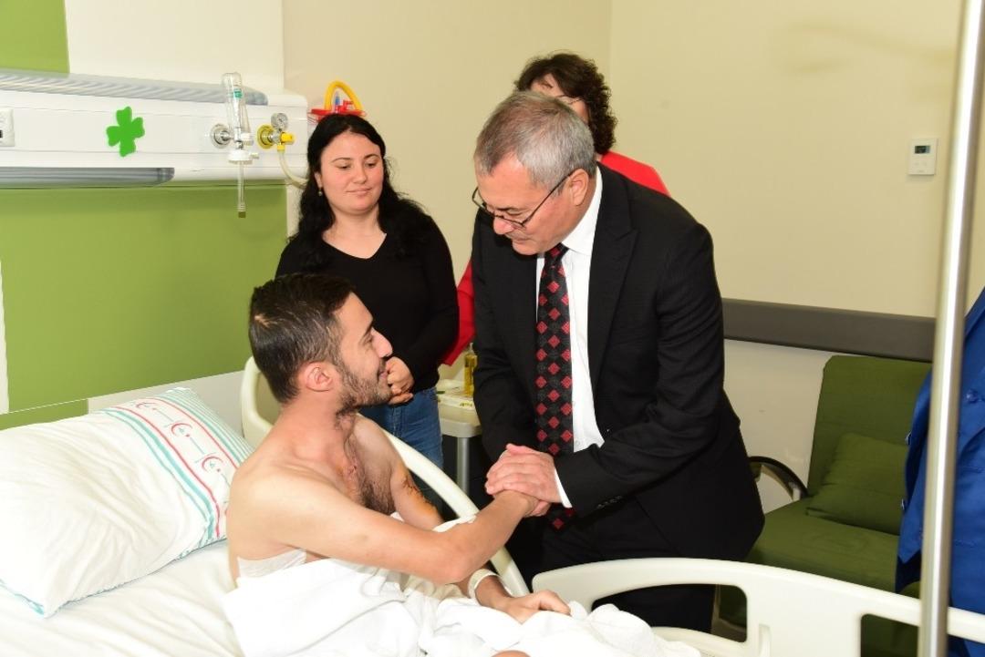 Vali Deniz&rsquo;den Manisalı gaziye ziyaret