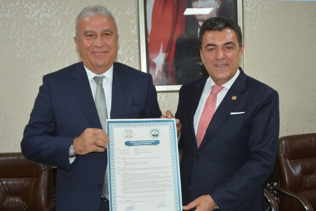 Efeler Belediyesi&rsquo;nden Ardahan&rsquo;a kar k&uuml;reme aracı