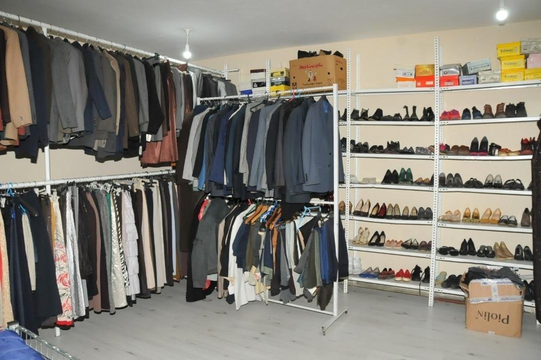 Akşehir Belediyesinin mağazası &uuml;cretsiz giydiriyor