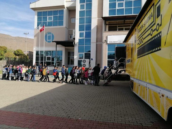 Sinemasız ilçede çocuklar ’Gezen Sinema’ ile buluştu G1