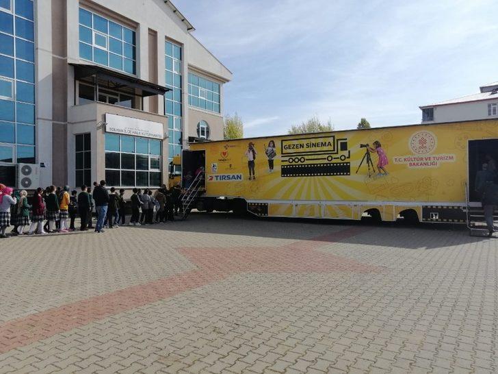 Sinemasız ilçede çocuklar ’Gezen Sinema’ ile buluştu G3
