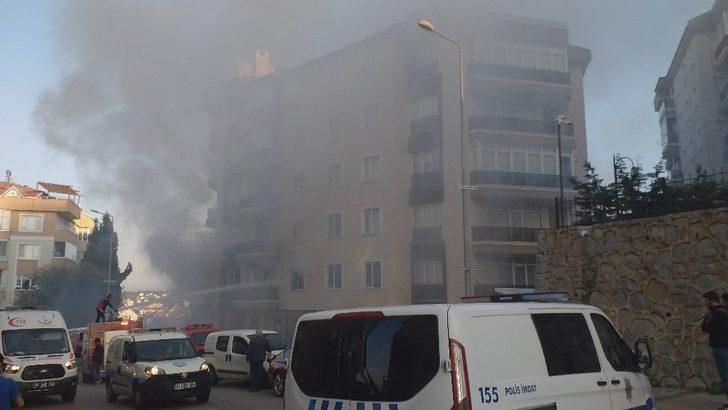 Apartmanda çıkan yangında mahsur kalan şahsı itfaiye kurtardı G2