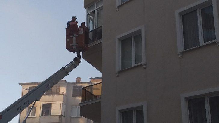 Apartmanda çıkan yangında mahsur kalan şahsı itfaiye kurtardı G3