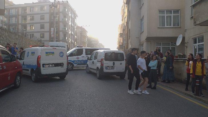 Apartmanda çıkan yangında mahsur kalan şahsı itfaiye kurtardı G4