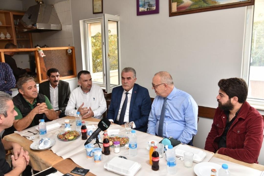 Başkan Erg&uuml;n galericiler ile bir araya geldi