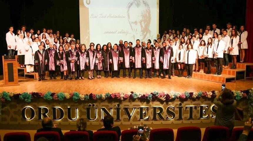 Tıp öğrencileri beyaz önlük giydi