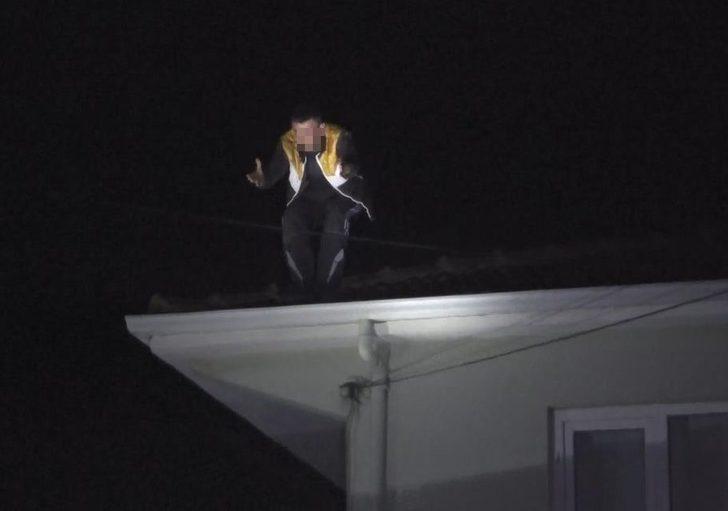 Kovalamaca çatıda bitti! Tabancasının mermisi bitince polislere kiremitlerle saldırdı! G1