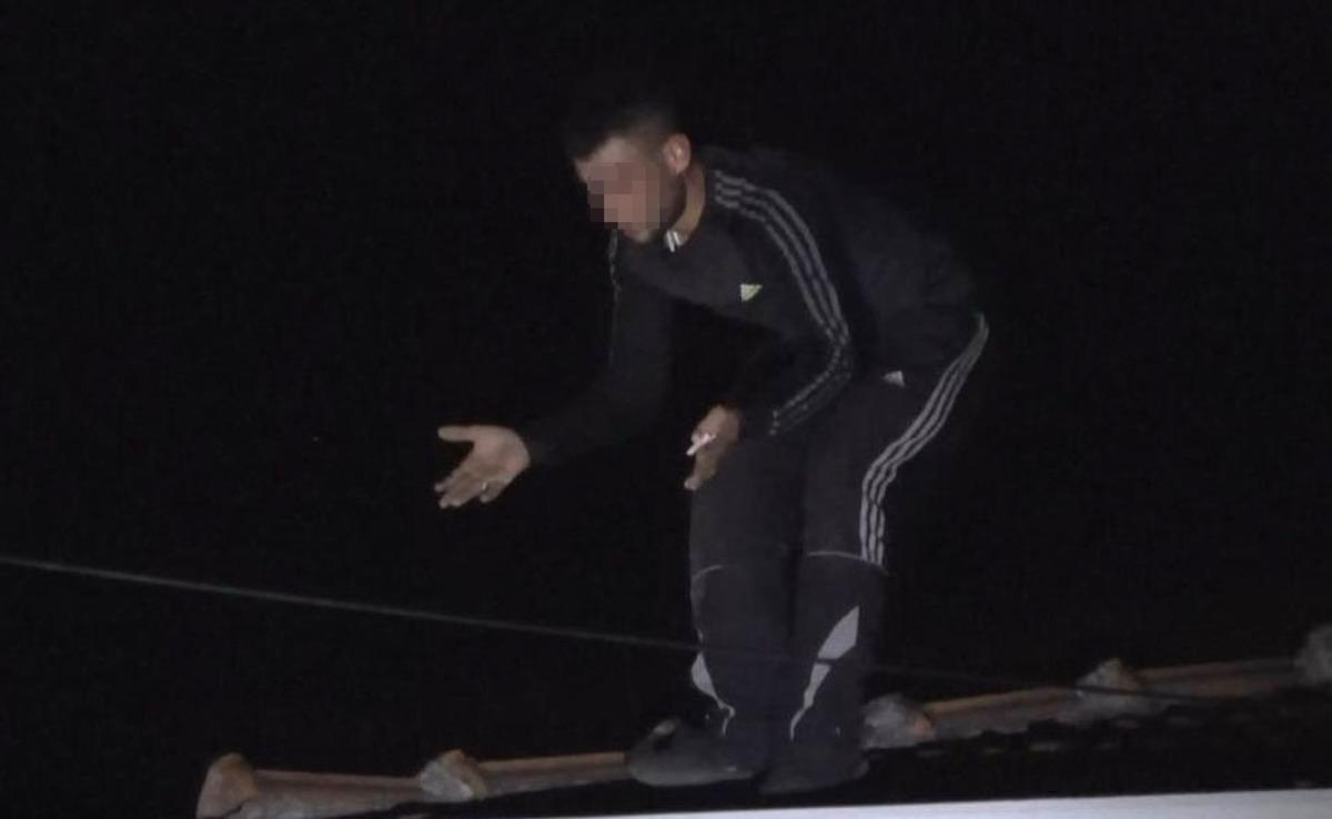 Kovalamaca &ccedil;atıda bitti! Tabancasının mermisi bitince polislere kiremitlerle saldırdı!