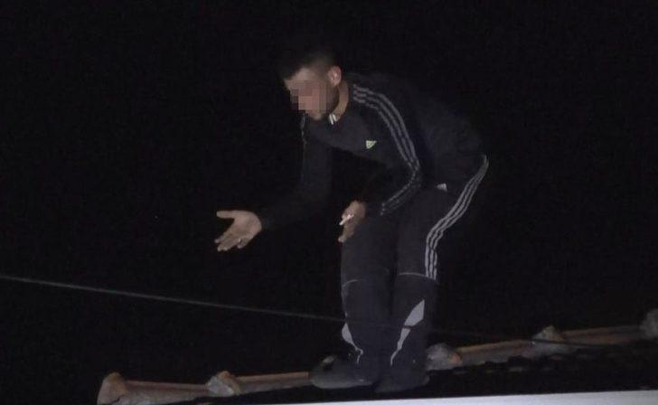 Kovalamaca çatıda bitti! Tabancasının mermisi bitince polislere kiremitlerle saldırdı! G4