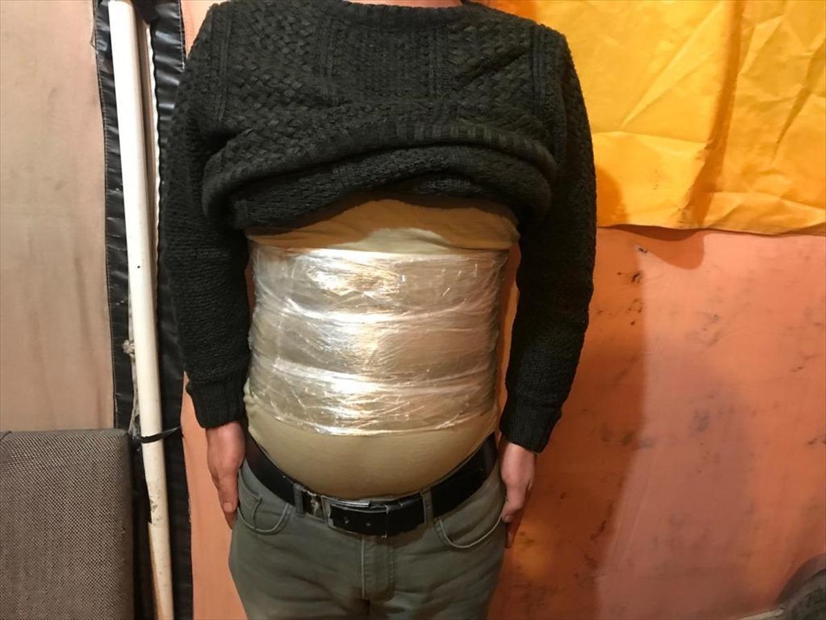 V&uuml;cuduna sardığı 2 kilo 50 gram esrarla yakalandı