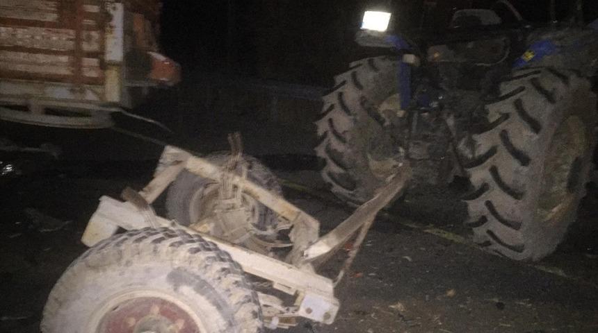 Ağrı'da minibüs ile traktör çarpıştı: 1 ölü, 18 yaralı