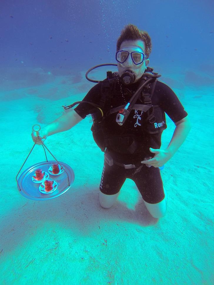 Sualtında çay içtiler! G1