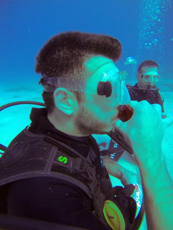 Sualtında çay içtiler! G2