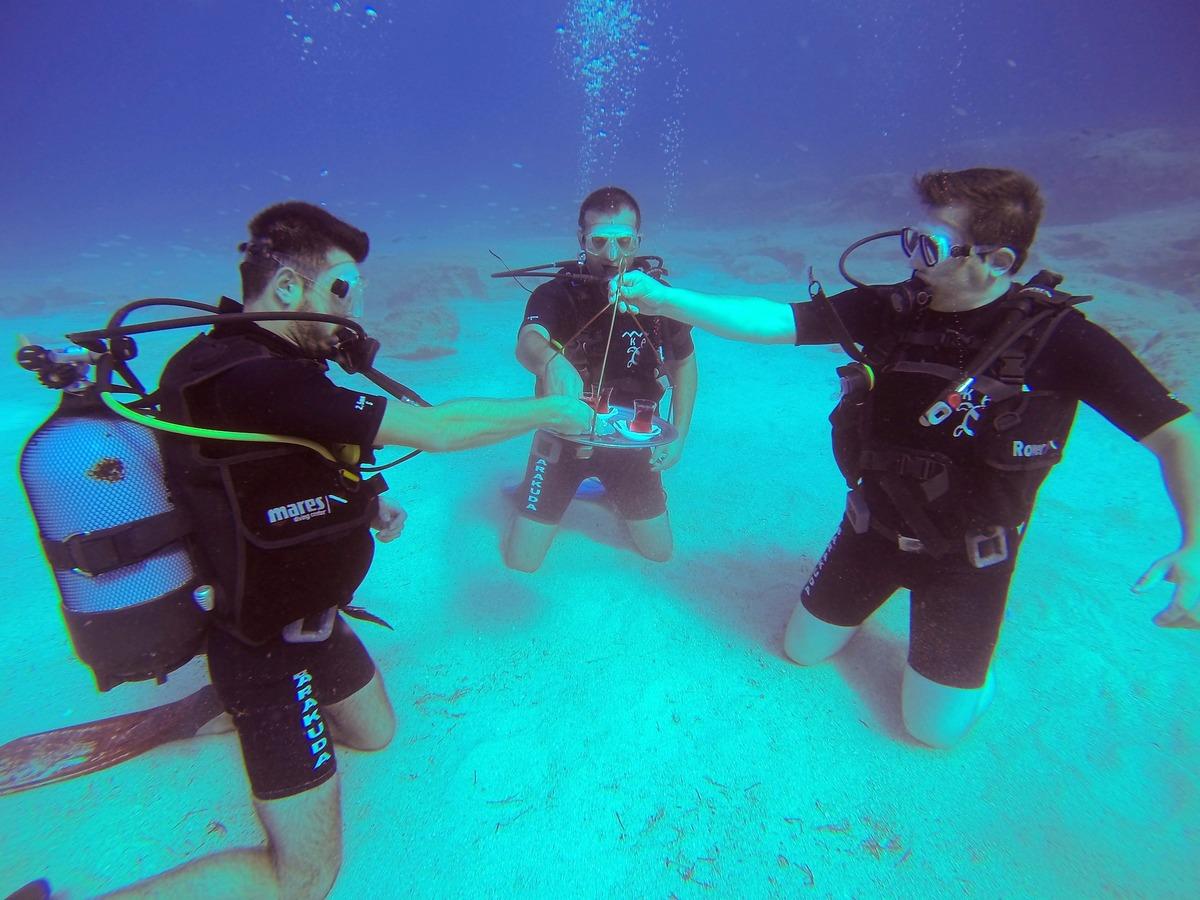 Sualtında &ccedil;ay i&ccedil;tiler!