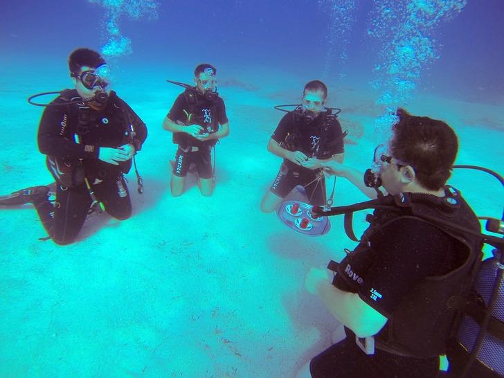 Sualtında çay içtiler! G5