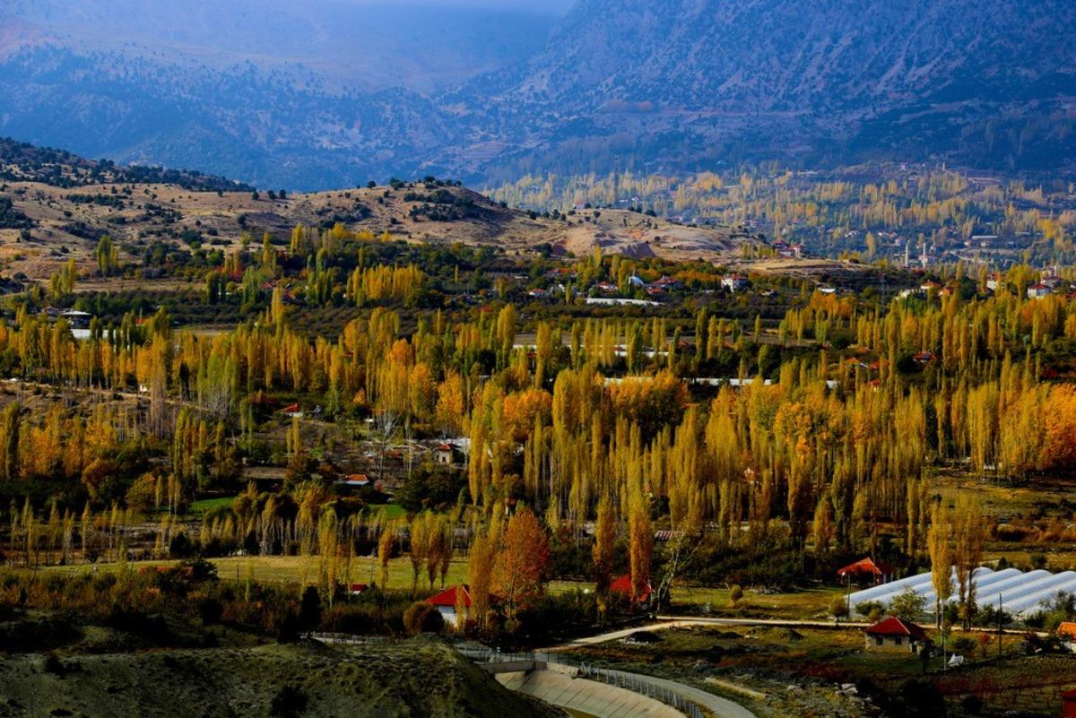 Antalya'da sonbahar renkleri b&uuml;y&uuml;l&uuml;yor