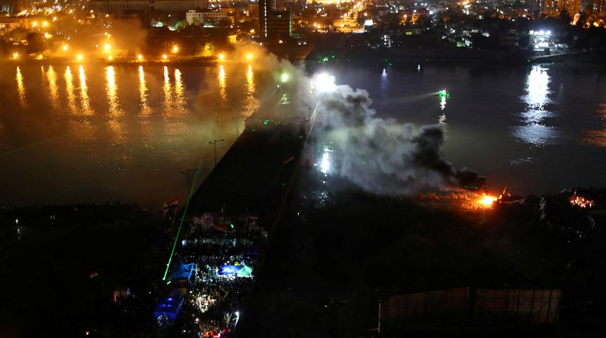 Irak'ta göstericiler, 3 milletvekilinin evini ateşe verdi