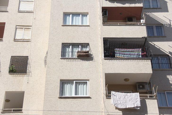 Pencerede asılı kalan çocuk ölümden döndü G1