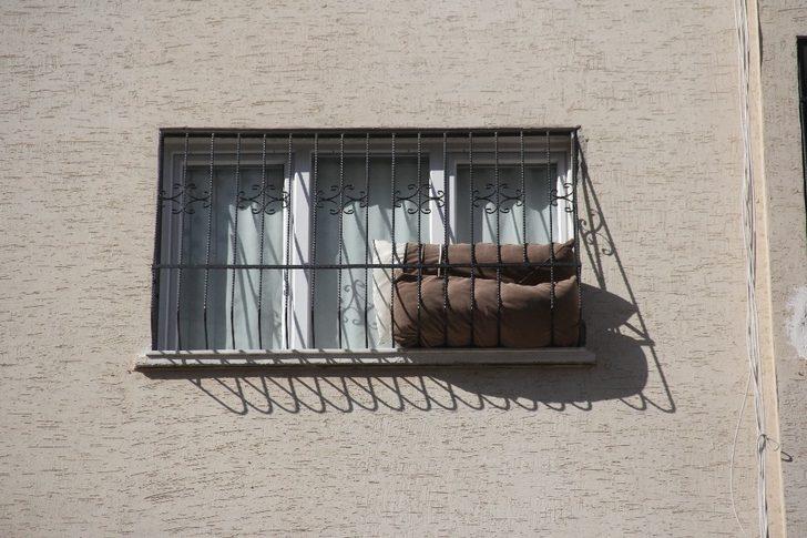 Pencerede asılı kalan çocuk ölümden döndü G2