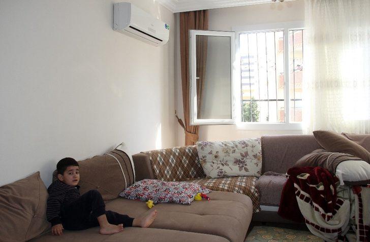 Pencerede asılı kalan çocuk ölümden döndü G3