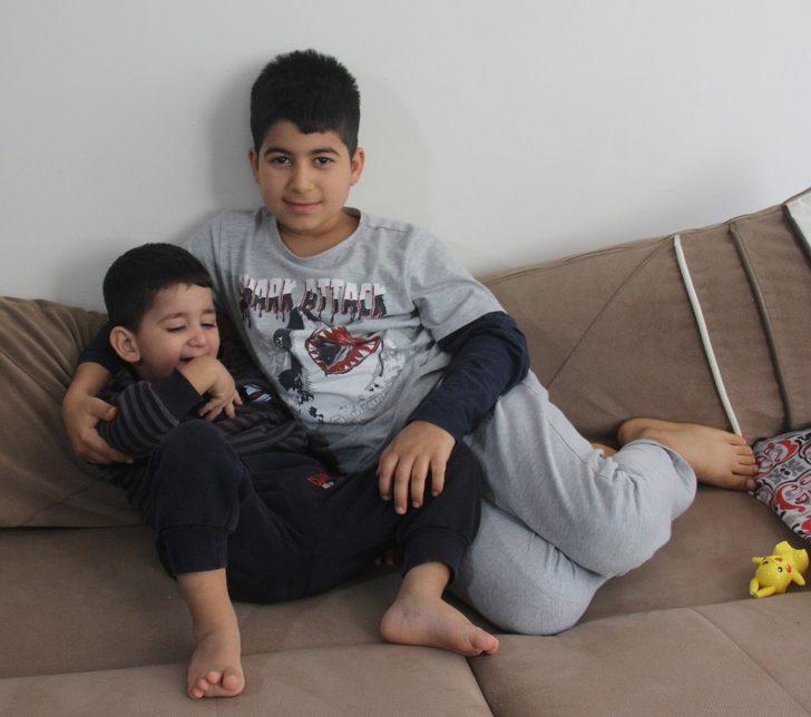 Pencerede asılı kalan çocuk ölümden döndü G4