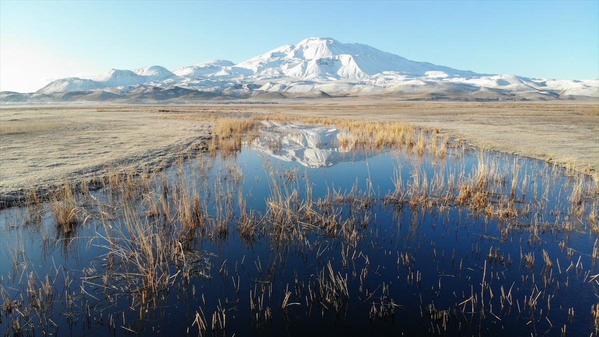 S&uuml;phan Dağı beyaza b&uuml;r&uuml;nd&uuml;