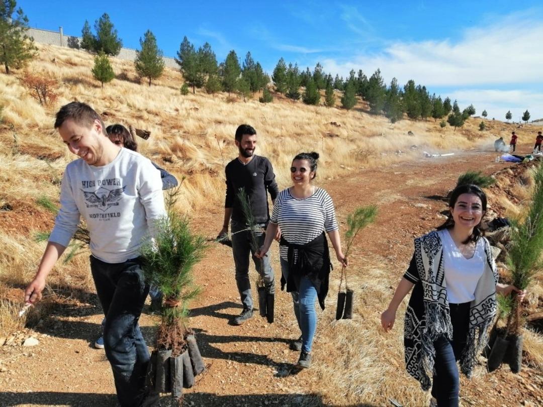 Dicle Elektrik Hatıra Ormanı&rsquo;nda 300 fidan toprakla buluştu